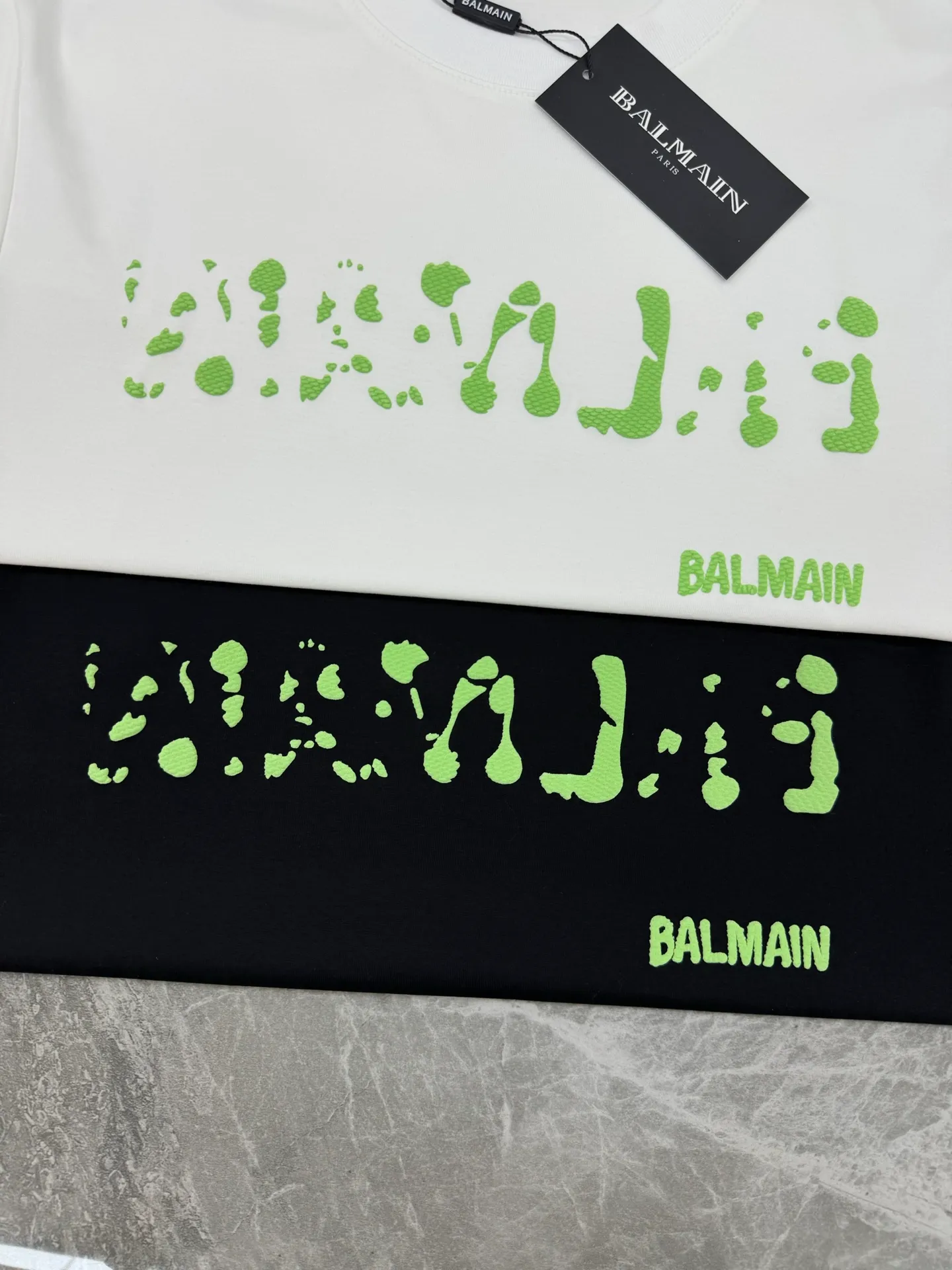 BALMAN 25s spring and summer men's round neck short sleeves. Made of high-quality pure cotton. Woven technology. Richer texture than ordinary fabrics. The Classic label made of Balman letter printing on the chest highlights. Regular cut, the upper body fits comfortably and does not appear bloated and tight. Color: Black. White. Sizes: S-XXL Loose fit! 175/140 catties recommended L